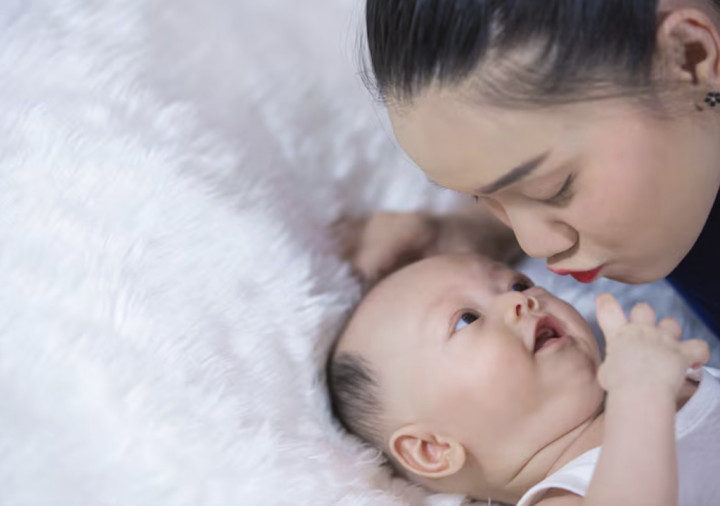 Kapan Bayi Mulai Menunjukkan Kasih Sayang?