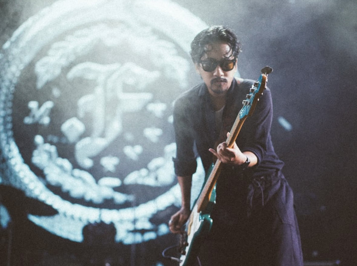 Bassist .Feast Emosi Lihat Polisi Pukul Penonton Konser Bawa Bendera One Piece