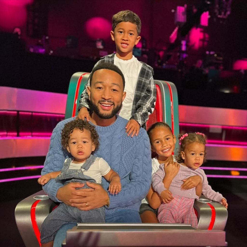 John Legend beserta keempat anaknya. Dok. @Johnlegend