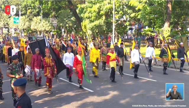  Kirab bendera merah putih kenakan baju aneka kerajaan nusantara. (Foto: Dok. Tangkapan layar YouTube Sekretariat Presiden)