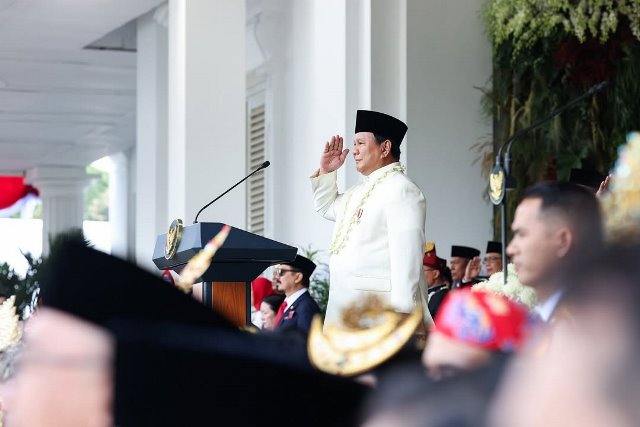 Bernuansa Putih Gading, Presiden Prabowo Pakai Beskap dan Kain Songket