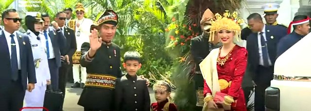   Berbeda baju, Wapres Gibran dan sang istri kenakan baju adat Kerawang Gayo dan Pakaian Adat Palembang. (Foto: Dok. Tangkapan layar YouTube Liputan 6/SCTV)
