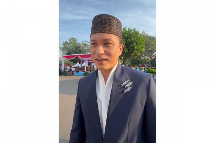 Pesona Nicholas Saputra Hadiri Upacara Hari Kemerdekaan