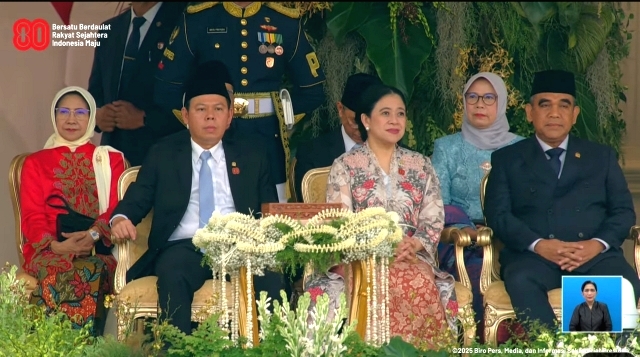 Hadiri Upacara Penurunan Bendera, Puan Maharani Tampil Cantik dengan Kebaya Floral