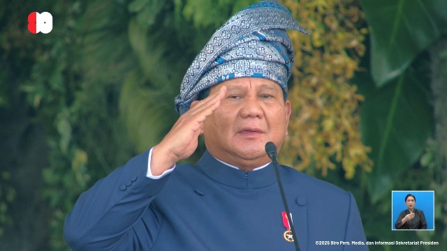Berbeda dari Pagi Hari, Presiden Prabowo Tampil dengan Tanjak Melayu di Upacara Penurunan Bendera