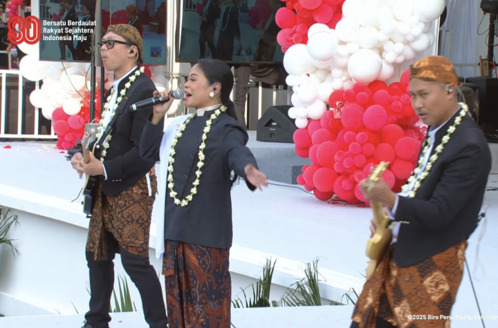 Cokelat Tutup Upacara Penurunan Bendera di Istana dengan Lagu 