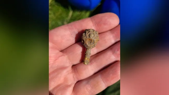 Mahasiswi Arkeologi Berhasil Temukan Artefak Emas Langka di Inggris