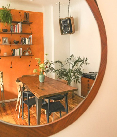   Dalam fengshui, memasang cermin dengan posisi menghadap ke pintu masuk rumah tidak disarankan.  (Foto: Ilustrasi/Dok. Pexels.com)