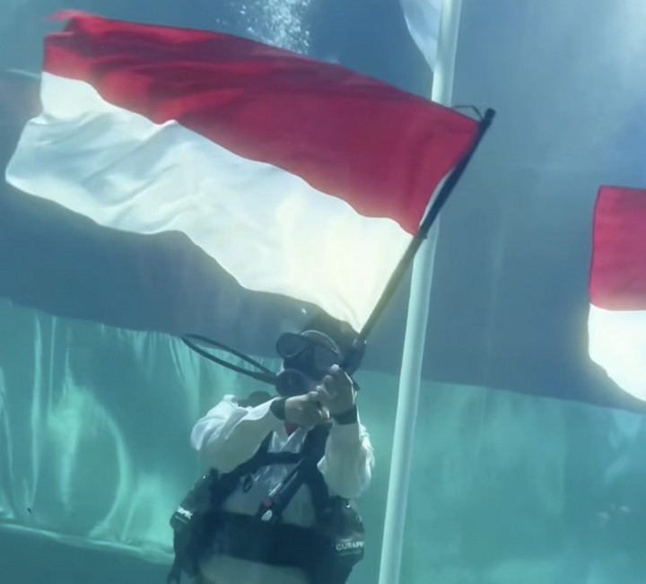 Aksi Ruben Onsu Kibarkan Bendera Merah Putih di Tengah Kawanan Hiu