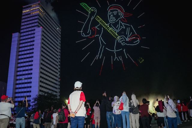  Penampilan drone jadi daya tarik utama dalam Karnaval Bersatu Kemerdekaan di perayaan HUT ke-80 RI. (Foto: Dok. Birkom Kemenekraf)