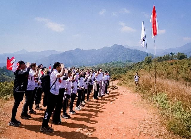  Karyawan J99 Corp. rayakan HUT ke-80 RI dengan susuri Bukit Sentul. (Foto: Dok. Istimewa)