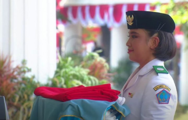 Pembawa baki Paskibraka Nasional 2025, Bianca Alessia. Dok: YouTube