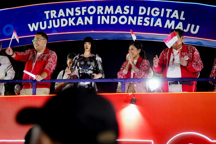 Karnaval Kemerdekaan, Kemkomdigi Tampilkan Ponsel Raksasa dan Robot AI