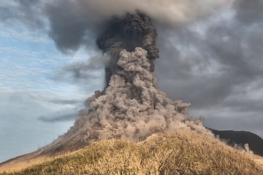 Gunung Lewotobi Laki-laki di Kabupaten Flores Timur, Nusa Tenggara Timur (NTT), kembali erupsi sekali pada Senin, 18 Agustus 2025 pukul 20.08 WITA.