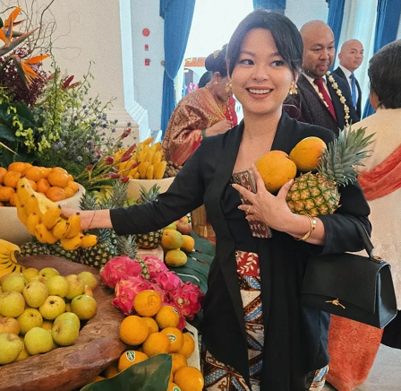 Sarat Makna! Cucu Bung Hatta Kenakan Kebaya Hitam dan Batik Slobog untuk HUT ke-80 RI