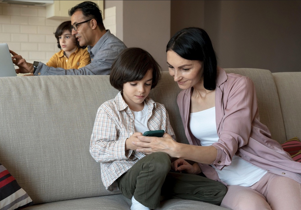 Untuk memastikan anak-anak dapat menikmati permainan dengan aman, orang tua perlu mengambil langkah-langkah proaktif dalam melindungi mereka. Ilustrasi Freepik