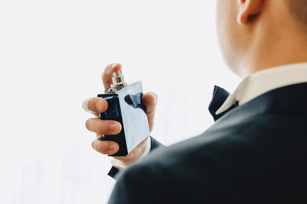 Parfum outdoor untuk pria tidak hanya soal wangi, tapi juga soal ketahanan dan karakter aroma yang sesuai dengan aktivitas. Ilustrasi Freepik