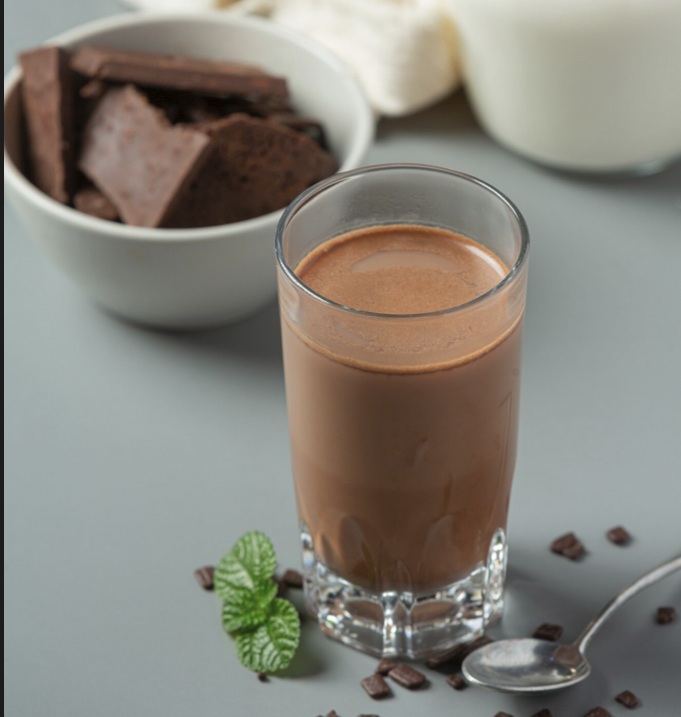 Bayi di bawah usia 2 tahun tidak disarankan untuk mengonsumsi susu cokelat. Ilustrasi Freepik