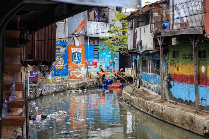 ​Petugas PPSU Bersihkan Sampah di Kali Krukut