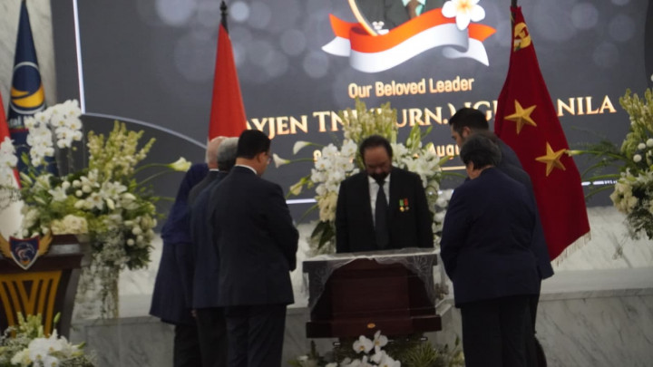 Pelepasan Jenazah Gubernur ABN IGK Manila, Surya Paloh Pimpin Upacara Kehormatan