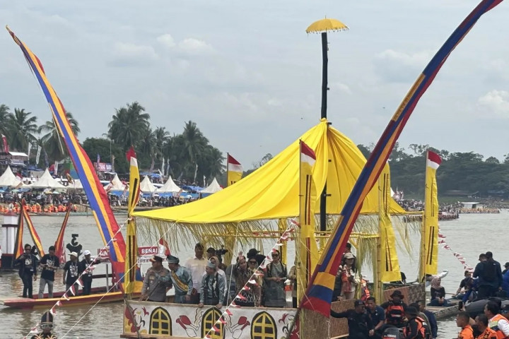 Meriah! Gibran dan Selvi Naik Sampan Hias saat Buka Festival Pacu Jalur 2025