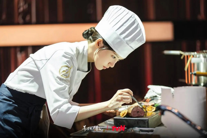 YoonA Ikut Kursus Masak Demi Peran Chef di Drama <i>Bon Appetit, Your Majesty</i>