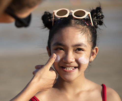 Rekomendasi 6 Sunscreen untuk Anak, Jadi Aman Bermain di Luar Rumah!