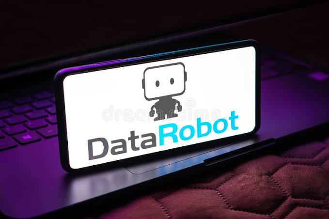Data Robot memudahkan pembuatan model prediktif tanpa harus menguasai statistik atau machine learning. 