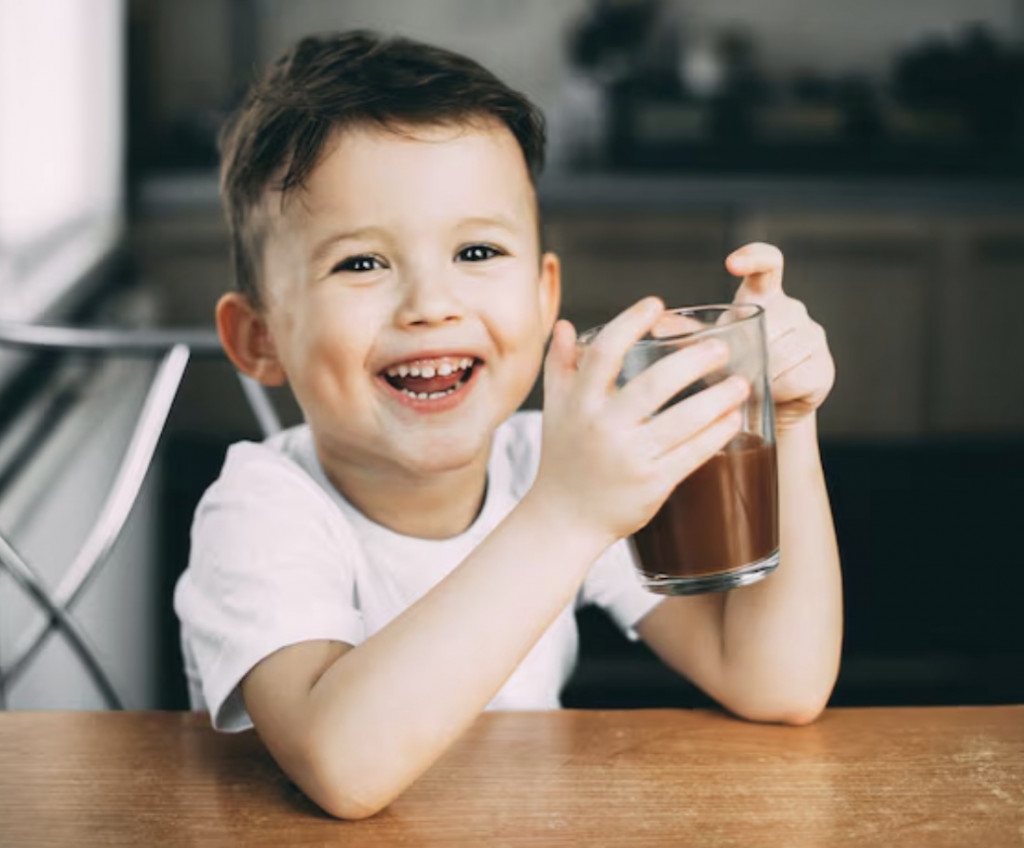 Susu cokelat menjadi pilihan untuk diet sehat bagi anak-anak. Ilustrasi Freepik