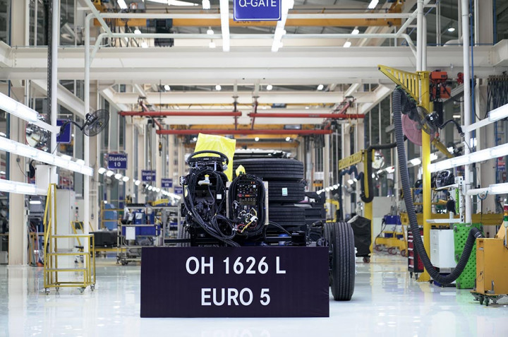 Halo ASEAN, Daimler Siap Ekspor Sasis Bus Buatan Cikarang Nih