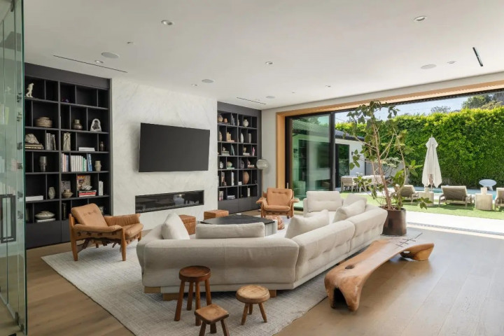 Adriana Lima Lepas Rumah Super Mewah di Los Angeles, Harganya Fantastis