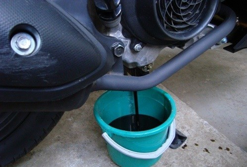 Simak Trik Mengencangkan Baut Oli Motor Tanpa Kunci Torsi