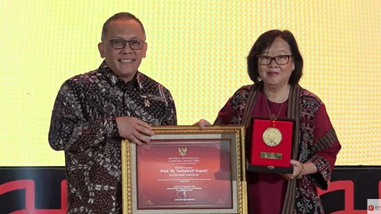 Taniawati Supali, Guru Besar Parasitologi Fakultas Kedokteran Universitas Indonesia (UI) peraih Sarwono Award 2025. DOK YouTube BRIN