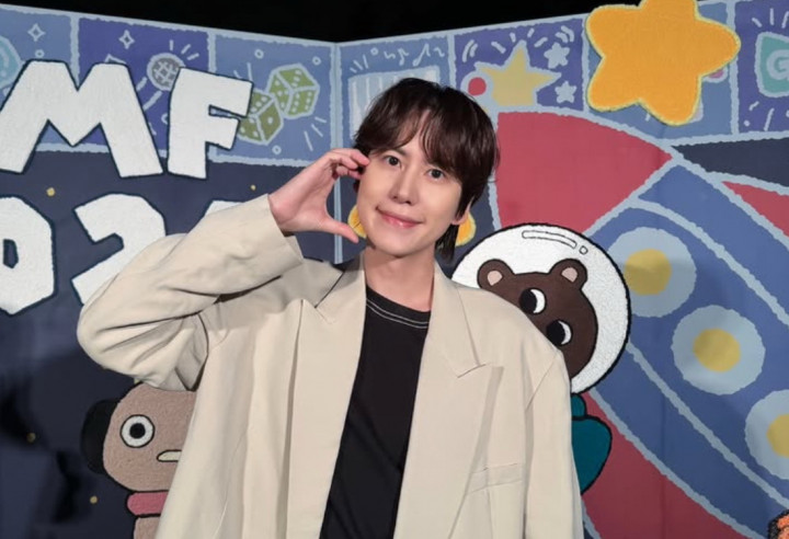 Kyuhyun Super Junior Cedera Kaki Saat Konser, Tetap Lanjutkan Aksi