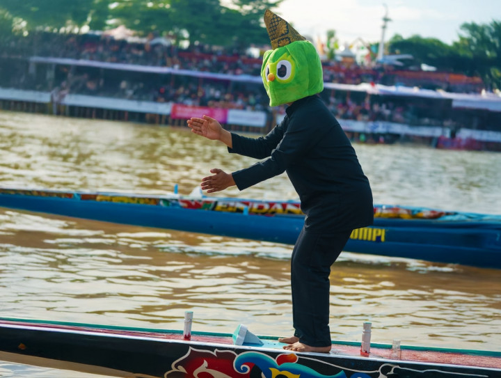 Maskot Duolingo Curi Perhatian di Festival Pacu Jalur, Ikut Tren Viral Aura Framing