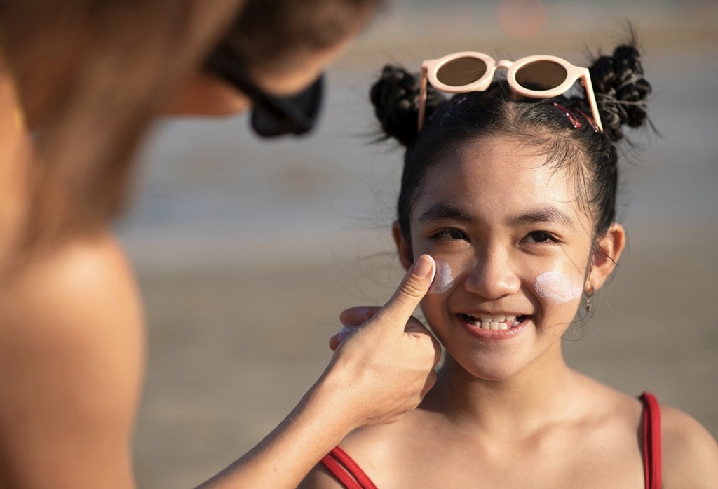 Melindungi kulit dari paparan sinar matahari tidak sesederhana hanya mengaplikasikan tabir surya (sunscreen) di kulit. Ilustrasi Freepik