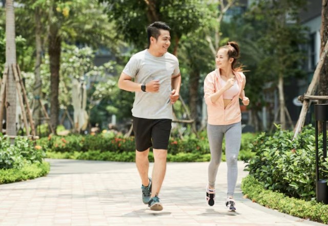  Cara melakukan Japanese walking dan manfaatnya. (Foto: Ilustrasi/Dok. Freepik.com)