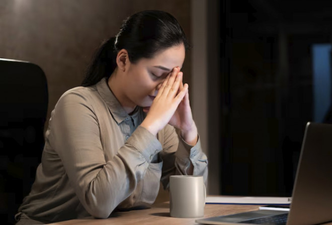 Memasuki usia tiga puluhan, pekerjaan seringkali menjadi lebih sibuk, dan tekanan untuk berkinerja baik pun meningkat. Ilusrtasi Freepik