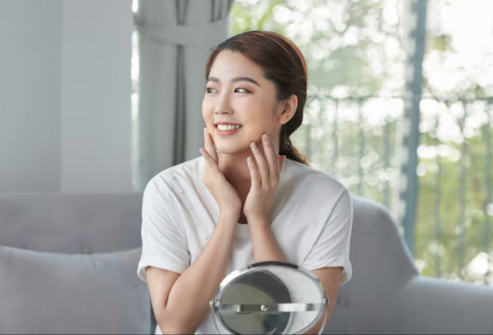 4 Rekomendasi Krim Mengencangkan Wajah untuk Usia 50an