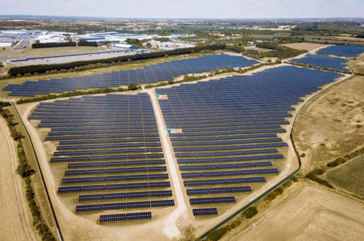 Jaguar Land Rover Bikin 'Ladang' Solar Panel, Setara 36 Lapangan Bola