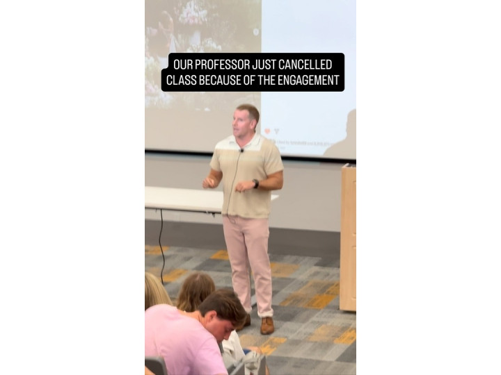 Taylor Swift Tunangan, Dosen Ini Batalkan Perkuliahan