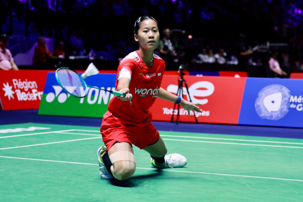 Putri Kusuma Wardani berusaha menjangkau bola di Kejuaraan Dunia Bulu Tangkis 2025 (dok. PBSI)