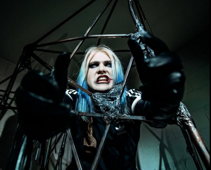 Kim Dracula Nyaris Tewas dalam Kebakaran Bus, Batalkan Dua Konser