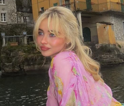 Sabrina Carpenter, aktris yang selalu memakai riasan watercolor blush.  (Foto: Dok. Instagram/@sabrinacarpenter)