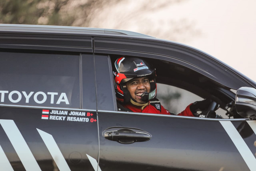 Julian Johan akan jalani latihan di Gurun Sahara dengan Toyota Land Cruiser 100 dan co-driver Prancis untuk persiapan Dakar Rally 2026. Jejelogy