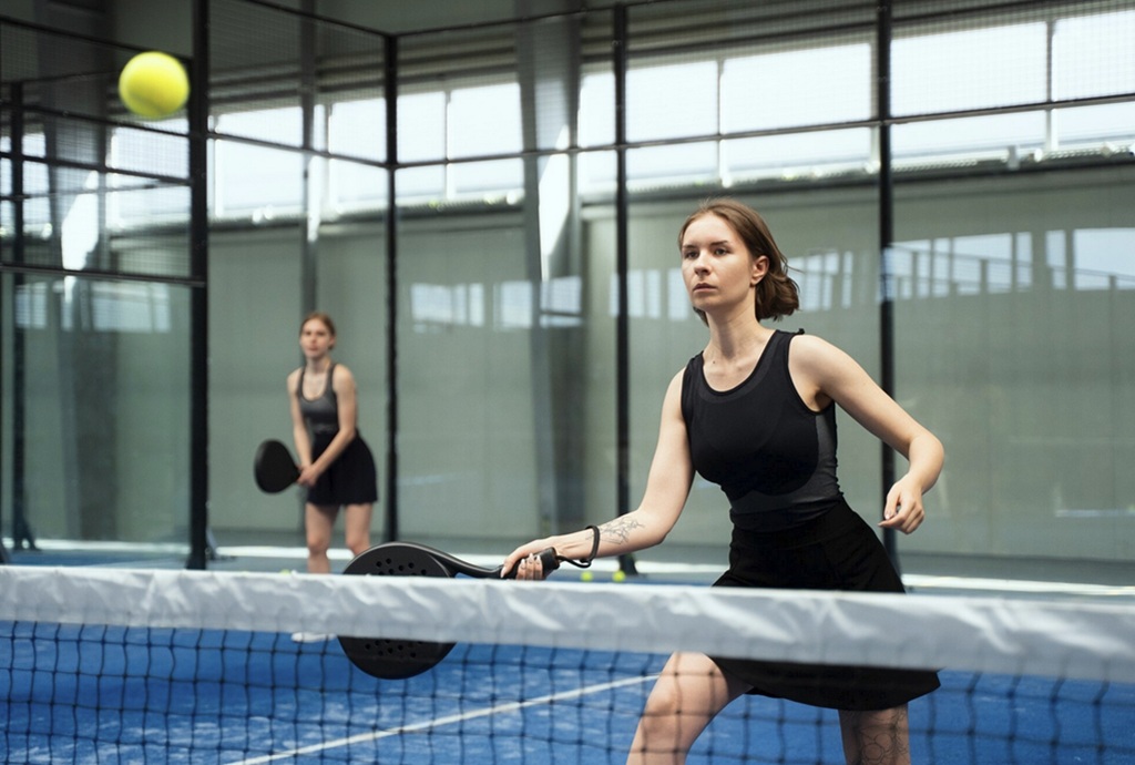Dr. Oryza menekankan pentingnya mengenali tanda-tanda awal cedera saat bermain padel. Ilustrasi Freepik