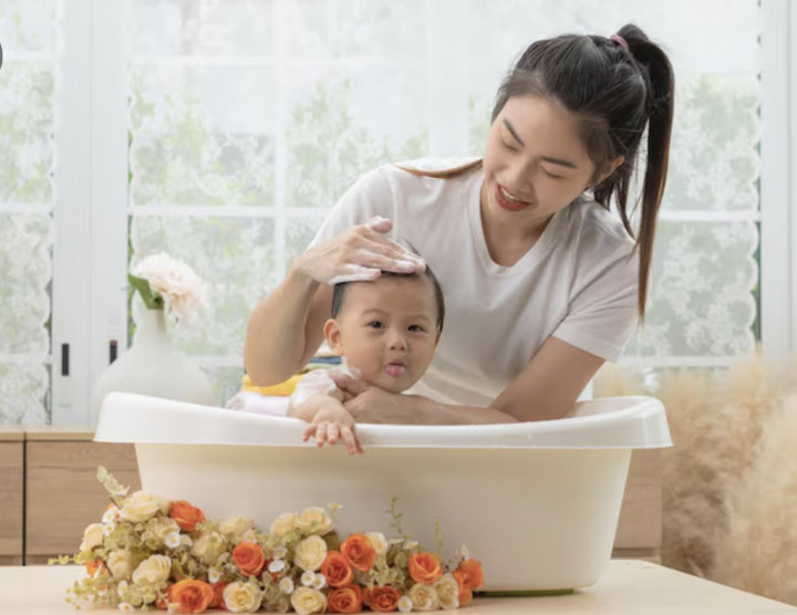 Dari Air hingga Sabun, Ini 11 Tips Memandikan Anak Usia 1 hingga 2 Tahun