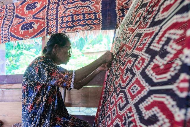  Tenun Sekomandi diyakini sebagai salah satu tenun tertua di dunia. (Foto: Dok. Birkom Kemenpar)