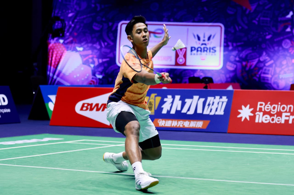 Alwi Farhan berusaha mengembalikan bola ketika berlaga di Kejuaraan Dunia Bulu Tangkis 2025 (dok. PBSI)