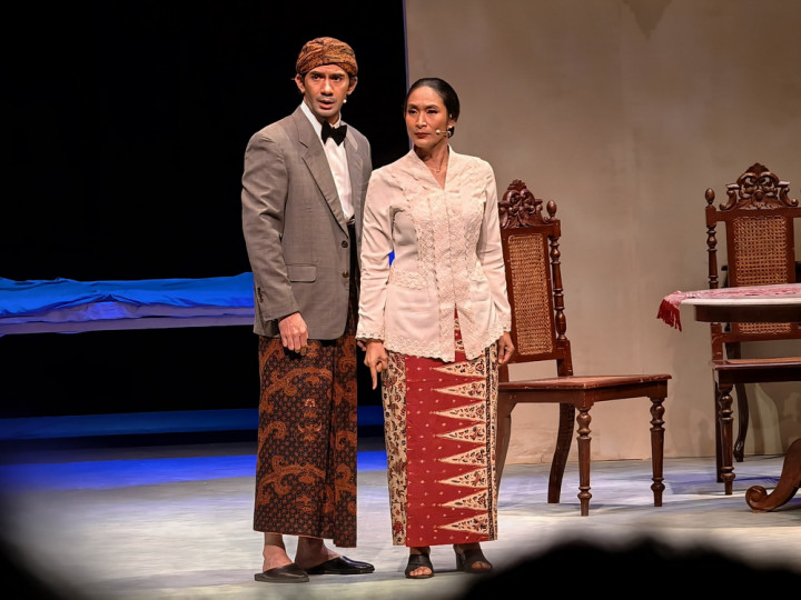 Happy Salma Ungkap Tantangan Ambil Peran Ganda di Teater Bunga Penutup Abad